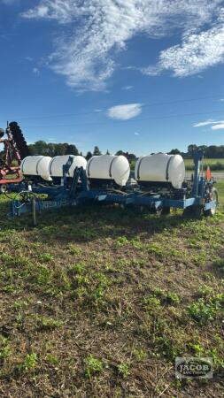 KINZE MODEL 2300 TWIN-LINE 8-ROW CENTER PIVOT PLANTER