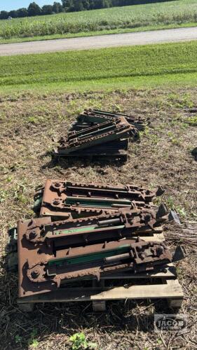 (4) FEED ROLLS FOR A JOHN DEERE CORN HEAD