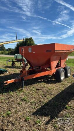WILLMAR 500 DRY FERTILIZER SPREADER