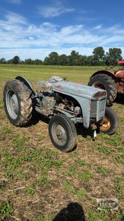 FERGUSON 8N TRACTOR