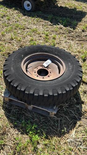 8 BOLT RIM WITH 9.00-20 TIRE