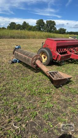 GRAIN CLEANER WITH AN ELECTRIC MOTOR