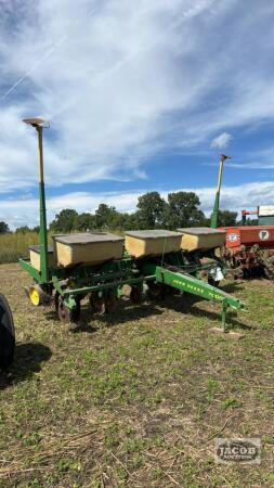 JOHN DEERE 7000 6 ROW PLANTER WITH MARKERS