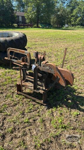 OLD BAN SAW WITH NO MOTOR ON WHEELS