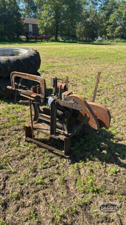 OLD BAN SAW WITH NO MOTOR ON WHEELS