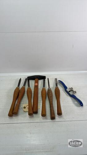WOOD CHISSEL LOT WITH A SCALING HAMMER