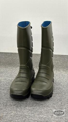 PAIR OF SIZE 11.5 TORENNA THERMAL RUBBER BOOTS