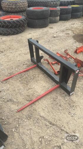Unused Mapleside Alo quick tach 2 prong bale spear