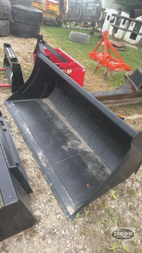Unused Alo 6ft quick tach material bucket