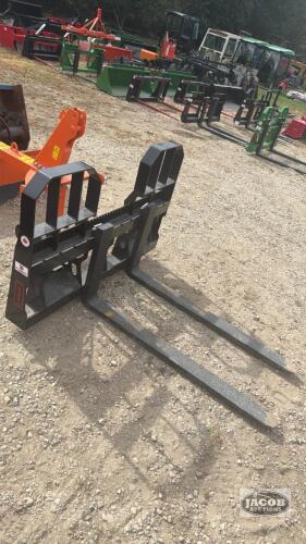 Unused Alo quick tach pallet forks