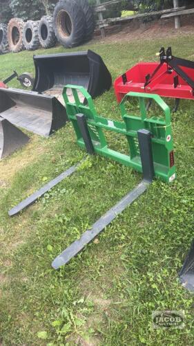 Unused John Deere quick tach pallet forks
