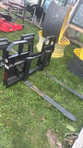 Unused Alo quick tach pallet forks