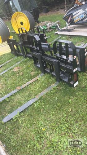 Unused Alo quick tach pallet forks