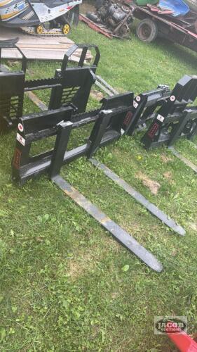 Unused skid steer quick tach pallet forks