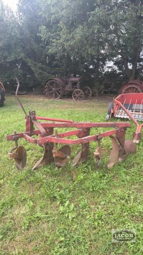 Massey Ferguson 3 furrow plow 16inch bottom