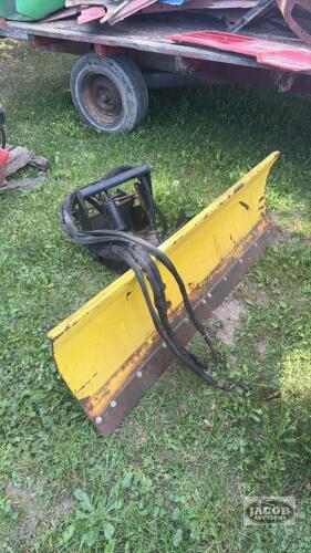 Front blade and mount for John Deere 1025 series compact tractors