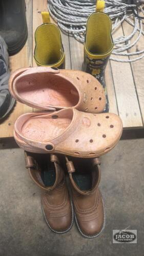 3 sets of women&rsquo;s footwear