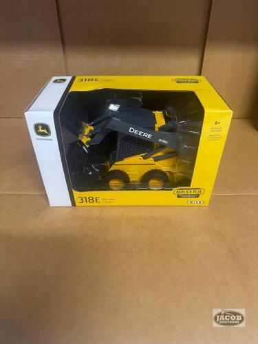 1/16 John Deere 318E skid steer