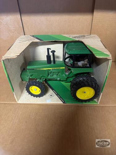 1/16 John Deere tractor