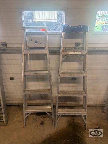 2 4ft step ladders