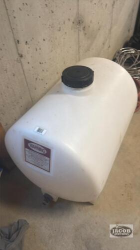 Plastic fluid tank