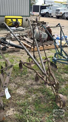 ADJUSTABLE HORSE DRAWN SCUFFLER