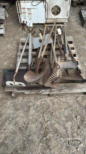 QUANTITY OF SHOVELS, GARDEN TOOLS, HAND HELD MORTAR BOARD