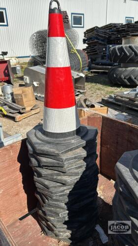 (20) 28IN SAFETY CONES