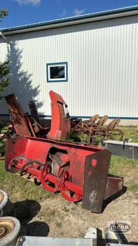INTERNATIONAL 86IN SINGLE AUGER SNOWBLOWER