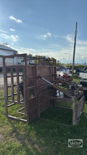 SKID STEER MOUNT BERKELMANS HOOF TRIMMING CHUTE