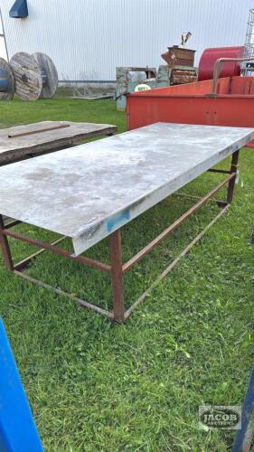 METAL WORK BENCH