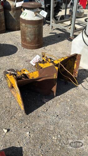 (2) WAGON SNAGGERS