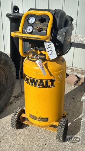 DEWALT 200PSI 1.6HP UPRIGHT PORTABLE AIR COMPRESSOR