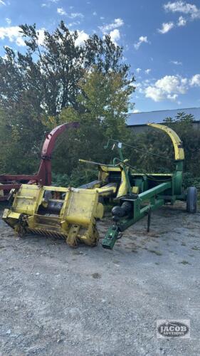 JOHN DEERE 3940 FORAGE HARVESTER WITH HEADS