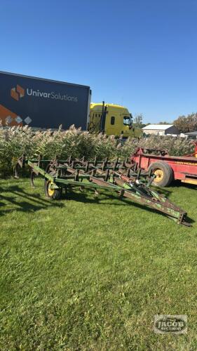 JOHN DEERE 13FT CULTIVATOR WITH HYDRAULIC LIFT