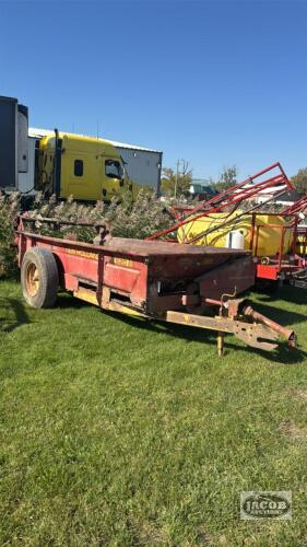 NEW HOLLAND 520 SINGLE AXLE MANURE SPREADER