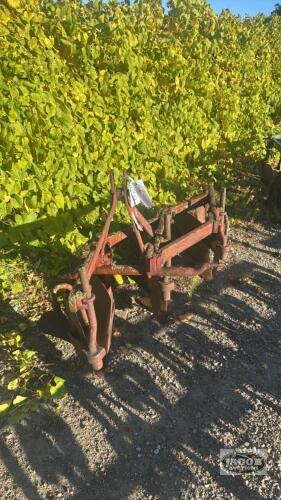 MASSEY FERGUSON #62 3 FURROW 3PTH PLOW