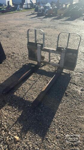 SET OF 48IN PALLET FORKS (FORKS ARE BENT)