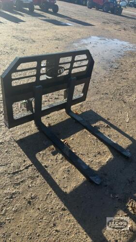 UNUSED WALCO 2000LB 42IN 3PTH PALLET FORKS