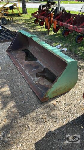 JOHN DEERE 7FT MATERIAL BUCKET