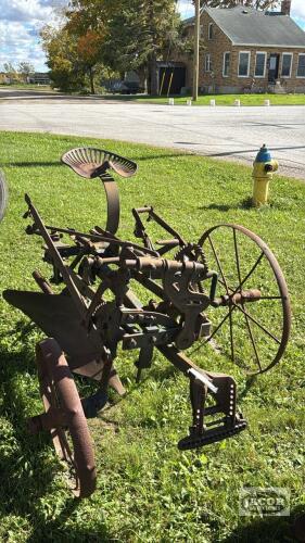 FROST & WOODS SINGLE FURROW RIDING PLOW