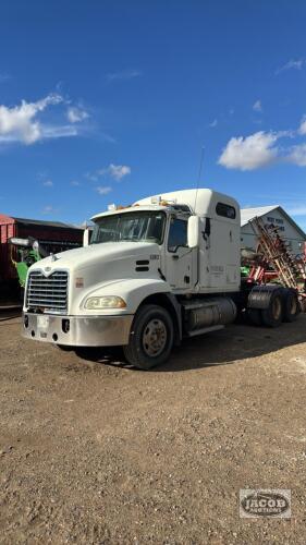 MACK VISION 600 TANDEM SEMI TRUCK