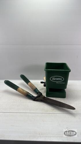 HAND HELD SPREADER