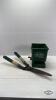 HAND HELD SPREADER