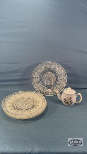 (5) 11.5IN GLASS PLATES & 5IN TEAPOT
