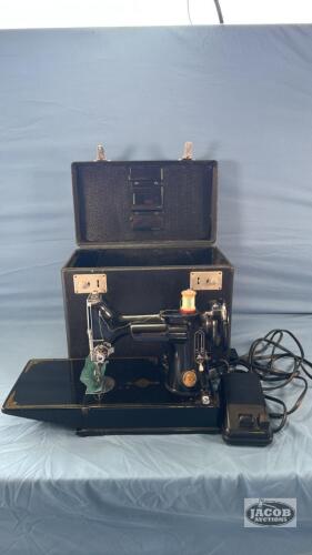 SINGER FEATHERLITE SEWING MACHINE IN CARRYING CASE