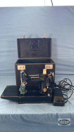 SINGER FEATHERLITE SEWING MACHINE IN CARRYING CASE