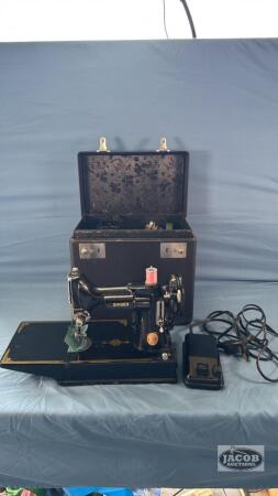 SINGER FEATHERLITE SEWING MACHINE IN CARRYING CASE