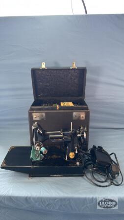 SINGER FEATHERLITE SEWING MACHINE IN CARRYING CASE