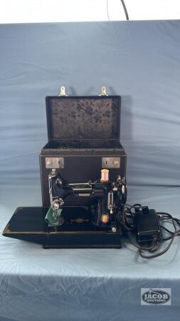 SINGER FEATHERLITE SEWING MACHINE IN CARRYING CASE